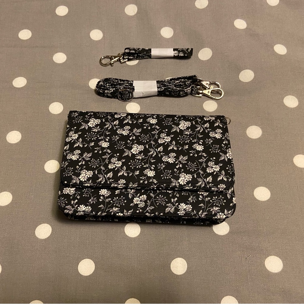 Beautiful Crossbody and Wristlet Purse 👛